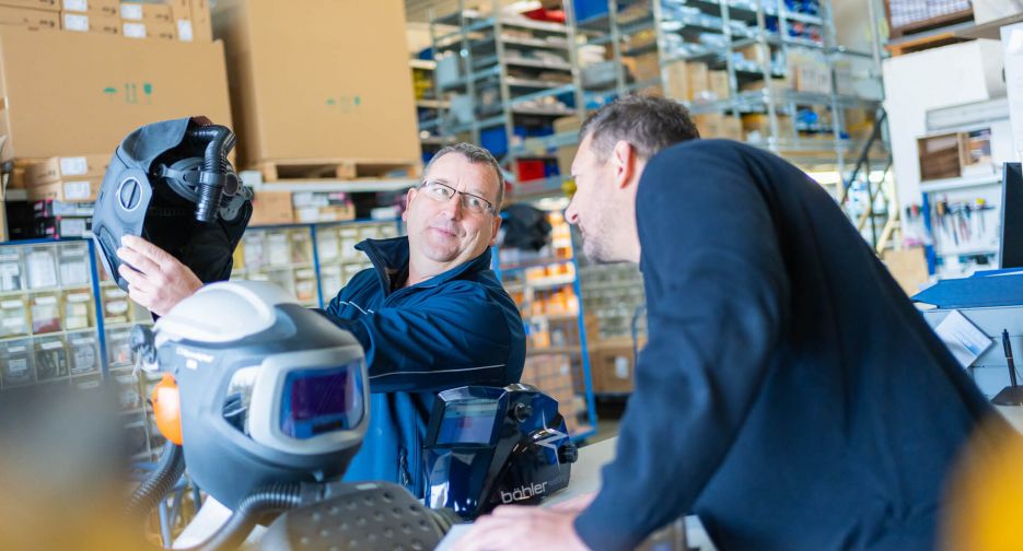 Zwei Mitarbeiter von Betker & König bei der Beratung zu professionellem Schweißerschutz – Atemschutzsysteme und Helme im Fachhandel