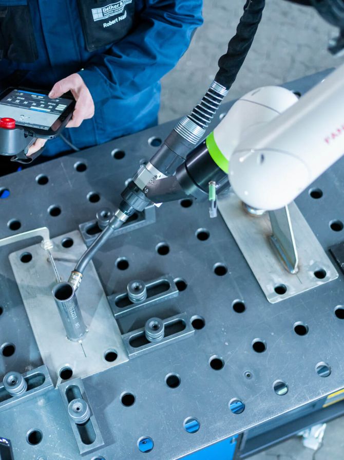 Handbedienung und Steuergerät eines Schweiß-Cobots – präzise Kontrolle durch Servicetechniker